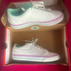 Nike Court Legacy’s size 10